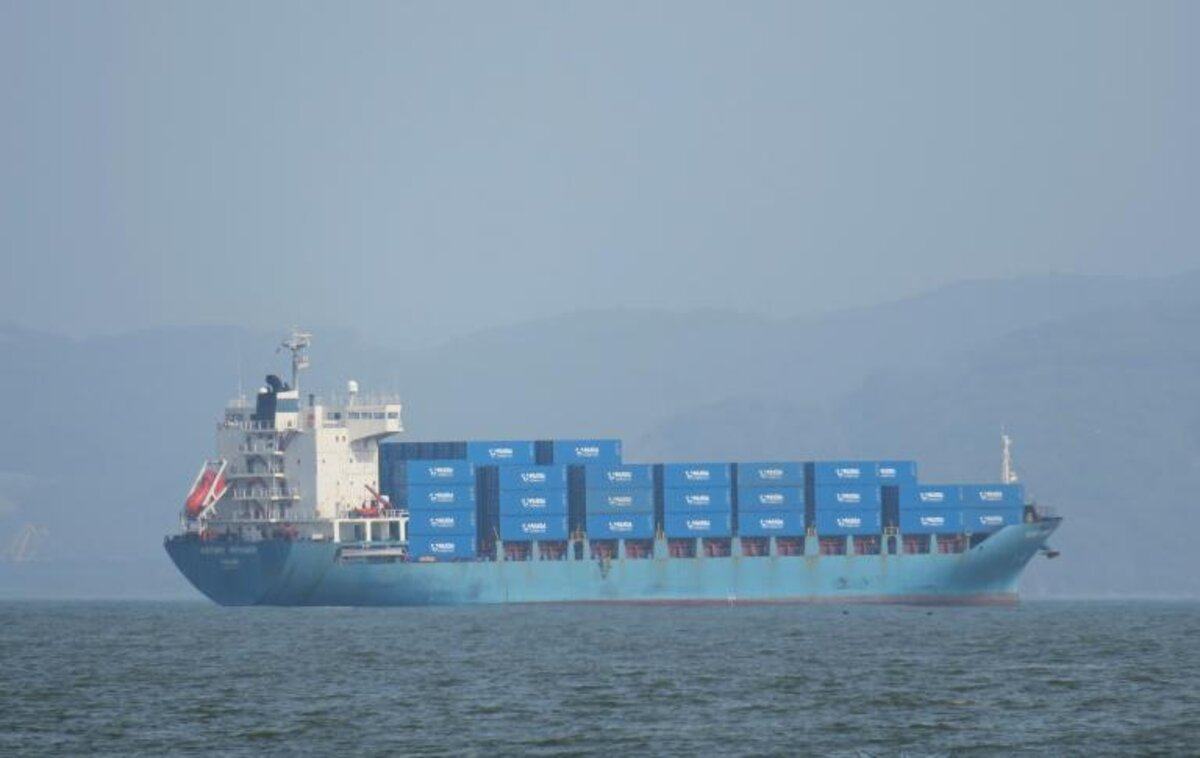 Summit Xiamen container ship
